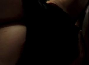 Тётя сосёт у мужа член на замочке